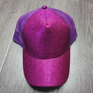 Vista dall'alto cappello a coda di cavallo viola con paillettes e rete traspirante