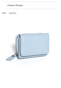 Detailansicht der hellblauen Mini-Geldbörse aus Leder mit Litschi-Muster und Reißverschluss