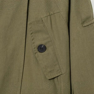 Trench-coat en coton vert olive avec poche latérale et bouton rond noir de qualité