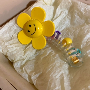 Détail de l'élastique fleur jaune souriante avec perles colorées en cordon spirale