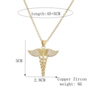 Dettaglio del ciondolo caduceo alato placcato oro con dimensioni e info materiale zircone