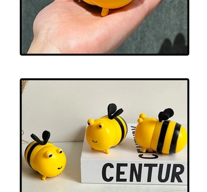 Gros plan de porte-cure-dents créatifs en forme d'abeille sur un livre avec décor jaune