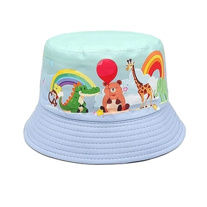 Détail du chapeau bob pour enfant avec oursons colorés et motifs arc-en-ciel sur tissu bleu clair
