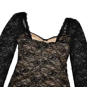 Detailansicht der schwarzen floralen Spitze mit beigem Futter am langärmeligen Kleid