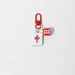 Portachiavi Mahjong creativo con fibbia a D rossa e ciondoli con tessera e dado