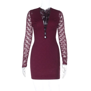 Détail du décolleté en V plongeant et de la dentelle florale sur la robe mini bordeaux