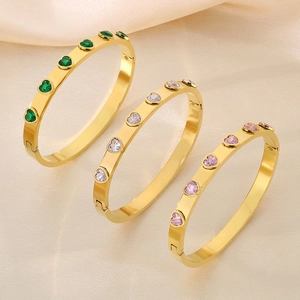 Bracelets cœur plaqués or 18k avec pierres précieuses vertes, blanches et roses