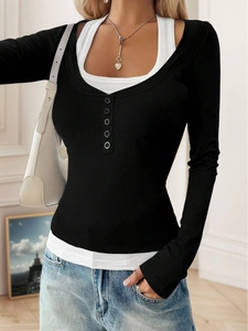 Camiseta negra entallada de manga larga con efecto de capas y camiseta blanca interior