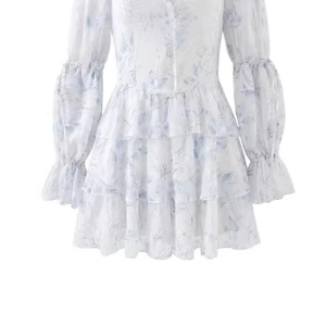 Robe en mousseline romantique française blanche à fleurs bleues et volants superposés