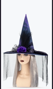 Détail macro du chapeau de sorcière gothique avec roses violettes et voile en dentelle