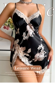 Détail d'une chemise de nuit en satin noir à fleurs avec dentelle et fente latérale