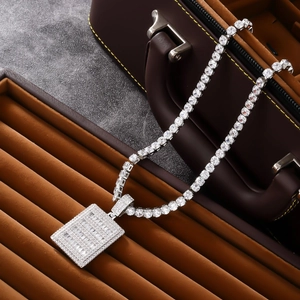 Collana d'argento con pendente rettangolare e zirconi incastonati su scatola di lusso