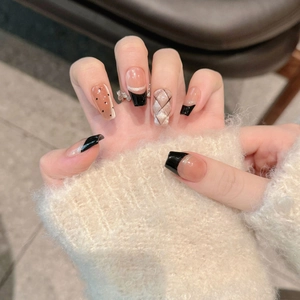 Nahaufnahme von French Press-on Nails mit schwarzem Rand, Punkten und Silberglitzer-Mustern