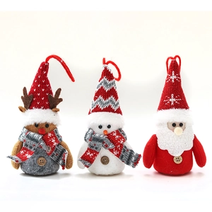 Lot de trois ornements en peluche de Noël incluant Père Noël, bonhomme de neige et renne