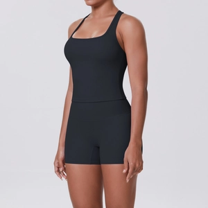 Détail de l'ensemble de yoga noir avec short taille haute et haut court dos nageur