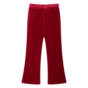 Détail du pantalon évasé en velours rouge foncé avec bouton unique et poches latérales
