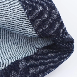 Vue macro détaillée du tissu denim indigo foncé de qualité et de sa texture sergé