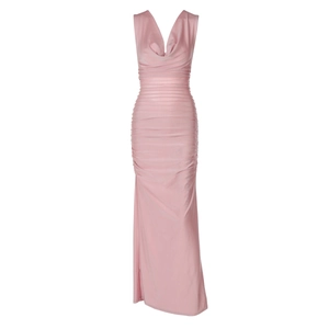Dettaglio di un abito lungo rosa con scollo a V con eleganti arricciature e trama a pieghe