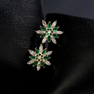 Orecchini a fiore placcati oro con pietre marquise verdi e cristalli trasparenti
