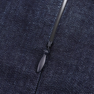 Robe midi sans manches en jean bleu foncé avec détail de fermeture éclair invisible