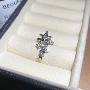 Manchette d'oreille étoile en argent avec zircons brillants et design tendance