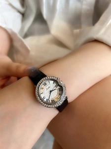Vue détaillée de la montre Scottie pour femme avec lunette en strass et cadran romain