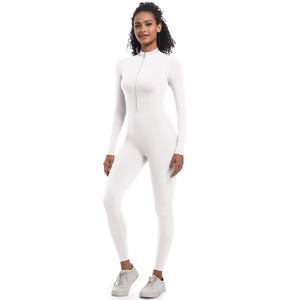 Détail de la combinaison de yoga blanche extensible avec col montant et demi-fermeture