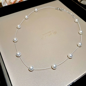 Vue détaillée du collier en argent avec perles blanches dans son coffret cadeau noir