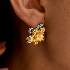 Boucles d'oreilles fleurs en acier inoxydable bicolore avec pétales en métal superposés