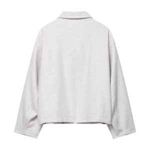 Détail du dos d'une veste en laine gris clair avec col à revers et coutures d'épaules tombantes