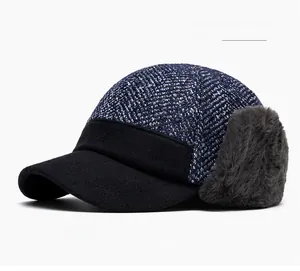 Dettaglio del berretto invernale blu navy con paraorecchie in peluche e trama in tweed