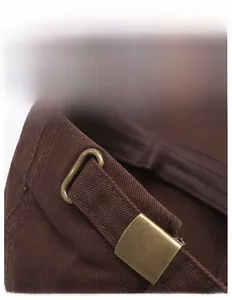 Detailansicht der verstellbaren Vintage-Bronzeschnalle an einer braunen Baseballkappe