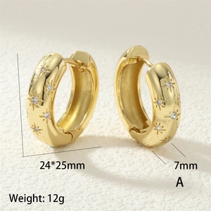 Détail des créoles plaquées or 18 carats avec motif étoile en zircon et dimensions