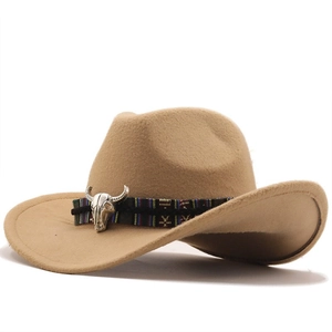 Klassischer Cowboyhut aus kamelfarbenem Wollfilz mit Ethno-Band und silbernem Stierkopf