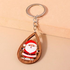 Détail macro du porte-clés en bois en forme de goutte avec motif festif du Père Noël