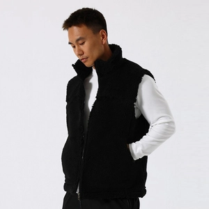 Dettaglio gilet nero in pile di agnello con collo alto, zip in metallo e tasche laterali