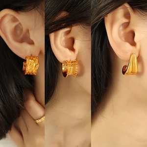 18K gold pleated texture C-shape earrings with elegant geometric irregular design