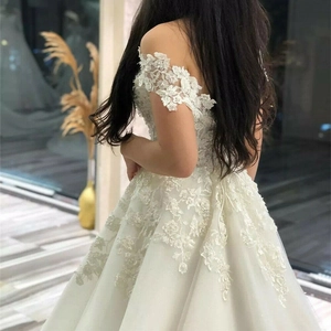 Elegante abito da sposa con spalle scoperte, ricamo floreale e silhouette ad A