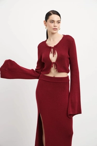 Détail de l'ensemble en tricot bordeaux avec haut à nouer et jupe longue fendue