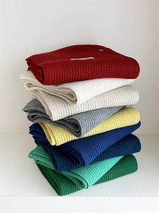 Sciarpe in lana di pecora impilate con trama a maglia spessa e colori vivaci assortiti