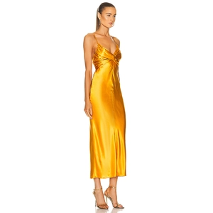 Robe midi élégante en satin doré avec fines bretelles et buste plissé pour les fêtes