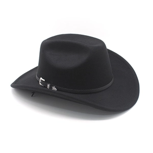 Vue détaillée d'un chapeau de cow-boy noir en feutre avec ceinture à boucle argentée