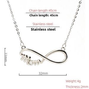 Détail macro du collier maman infini en acier inoxydable argenté avec mesures de chaîne