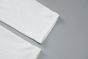 Gros plan sur un tissu en maille côtelée blanche avec finitions à double surpiqûre