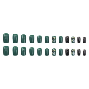 Faux ongles vert forêt à coller avec motifs feuilles dorées et paillettes noires