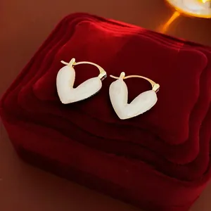 Boucles d'oreilles cœur vintage français plaqué or avec émail blanc sur boîte velours