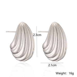 Orecchini a conchiglia a spirale argento misura 2,3cm x 2,1cm e peso 16g in dettaglio