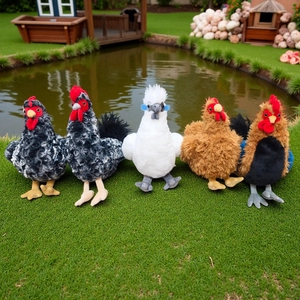 Cinque galli di peluche realistici con piume naturali su un prato verde curato