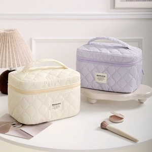 Quilted Cosmetic Bag Large Capacity Travel Makeup Organizer Case Polyester Handle Chic Portable Zippered Toiletry Pouch