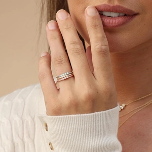 Nahaufnahme von stapelbaren Ringen in Silber Gold und Roségold mit Opalsteinen